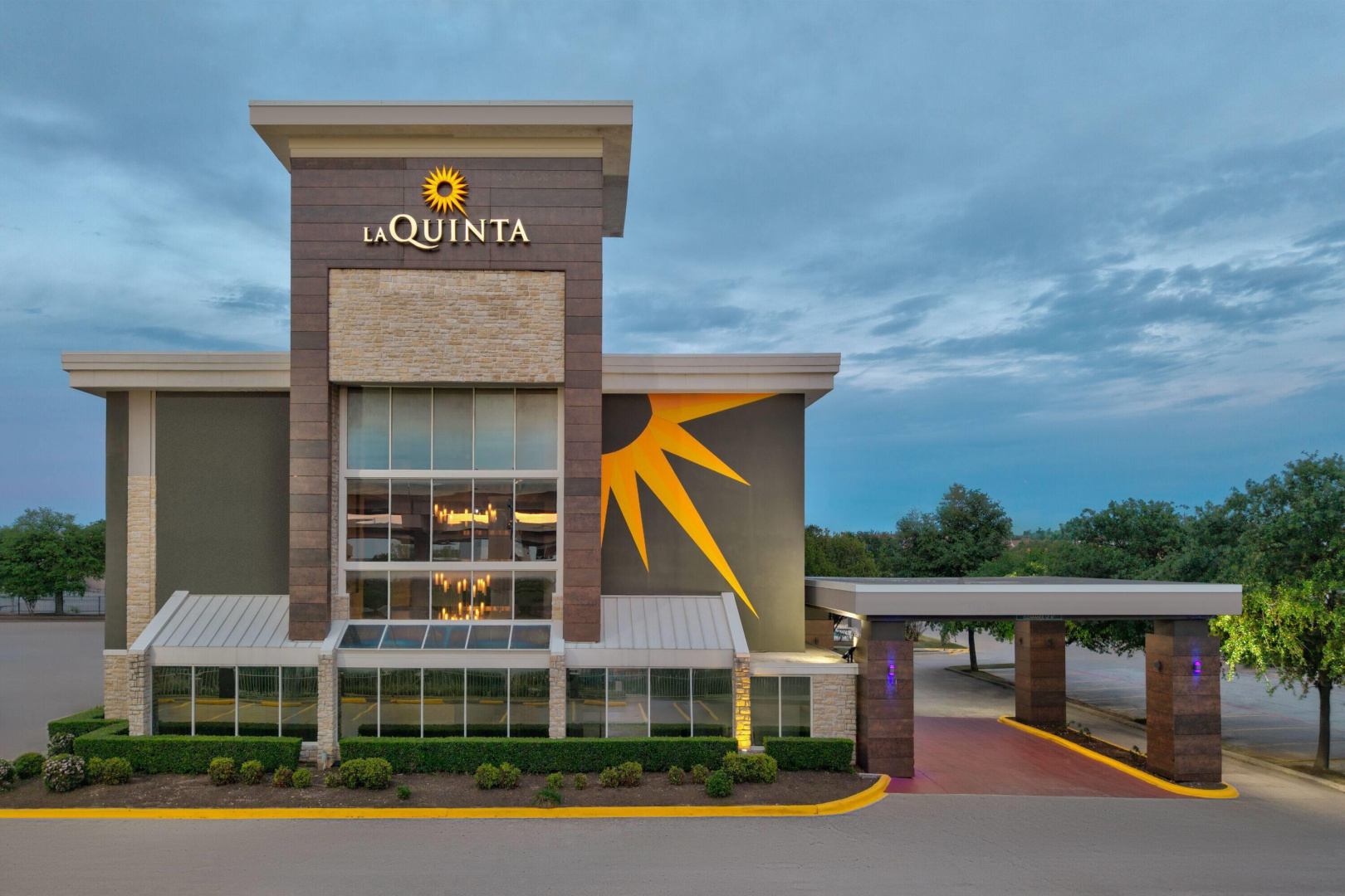 Photo - La Quinta Inn & Suites by Wyndham Dallas I-35 Walnut Hill Ln