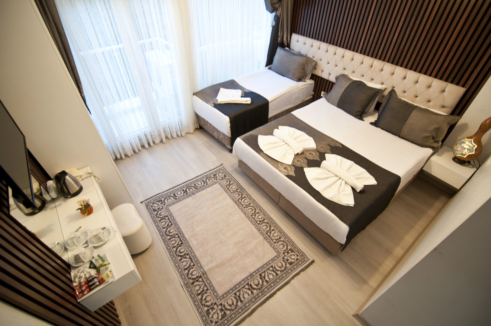 Photo - Hotel Broken Column