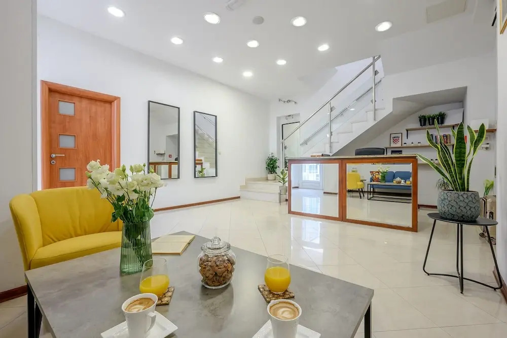 Foto - Yellow house with private parking