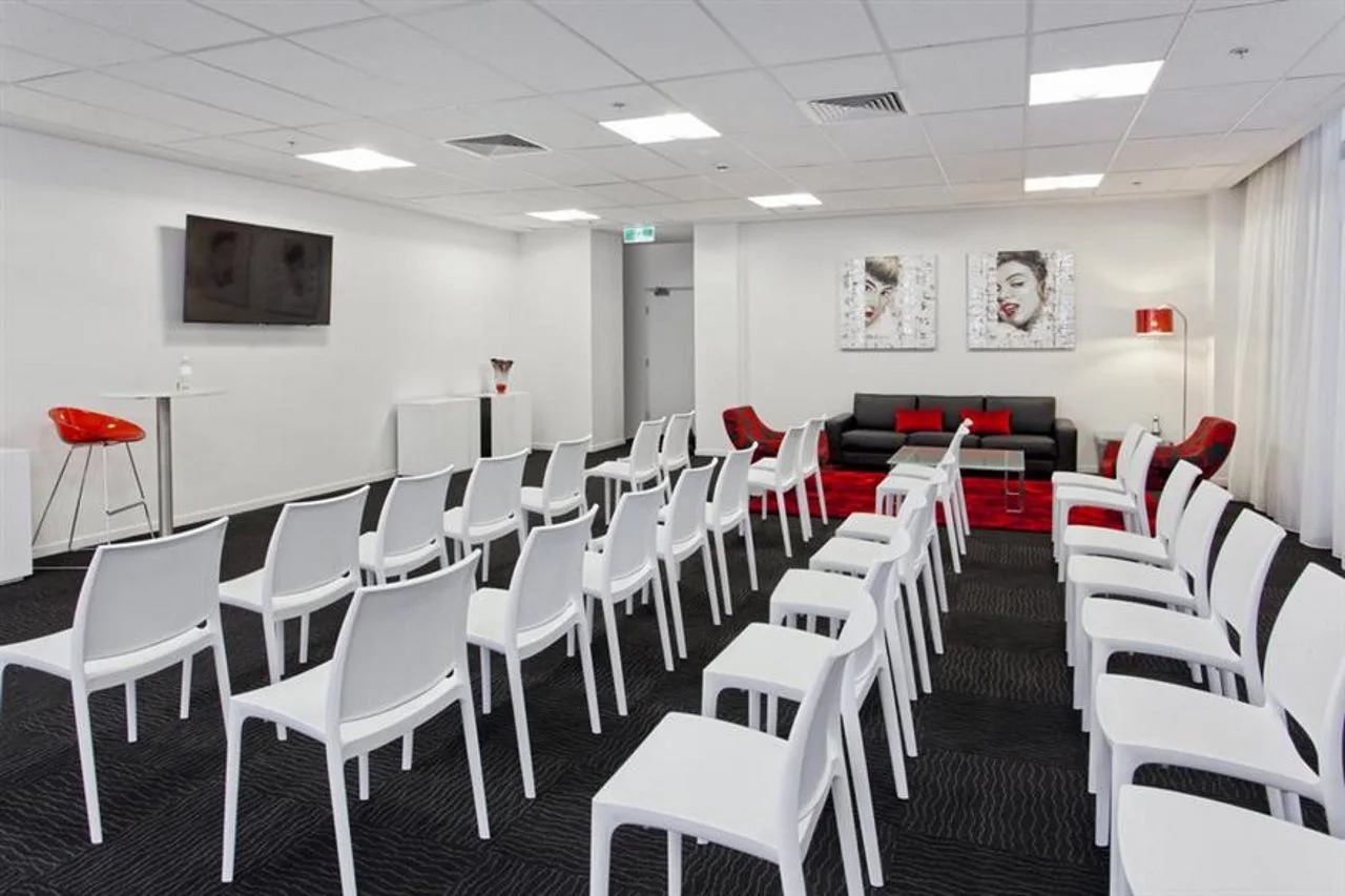 Photo - Oaks Melbourne St Kilda Road Hotel