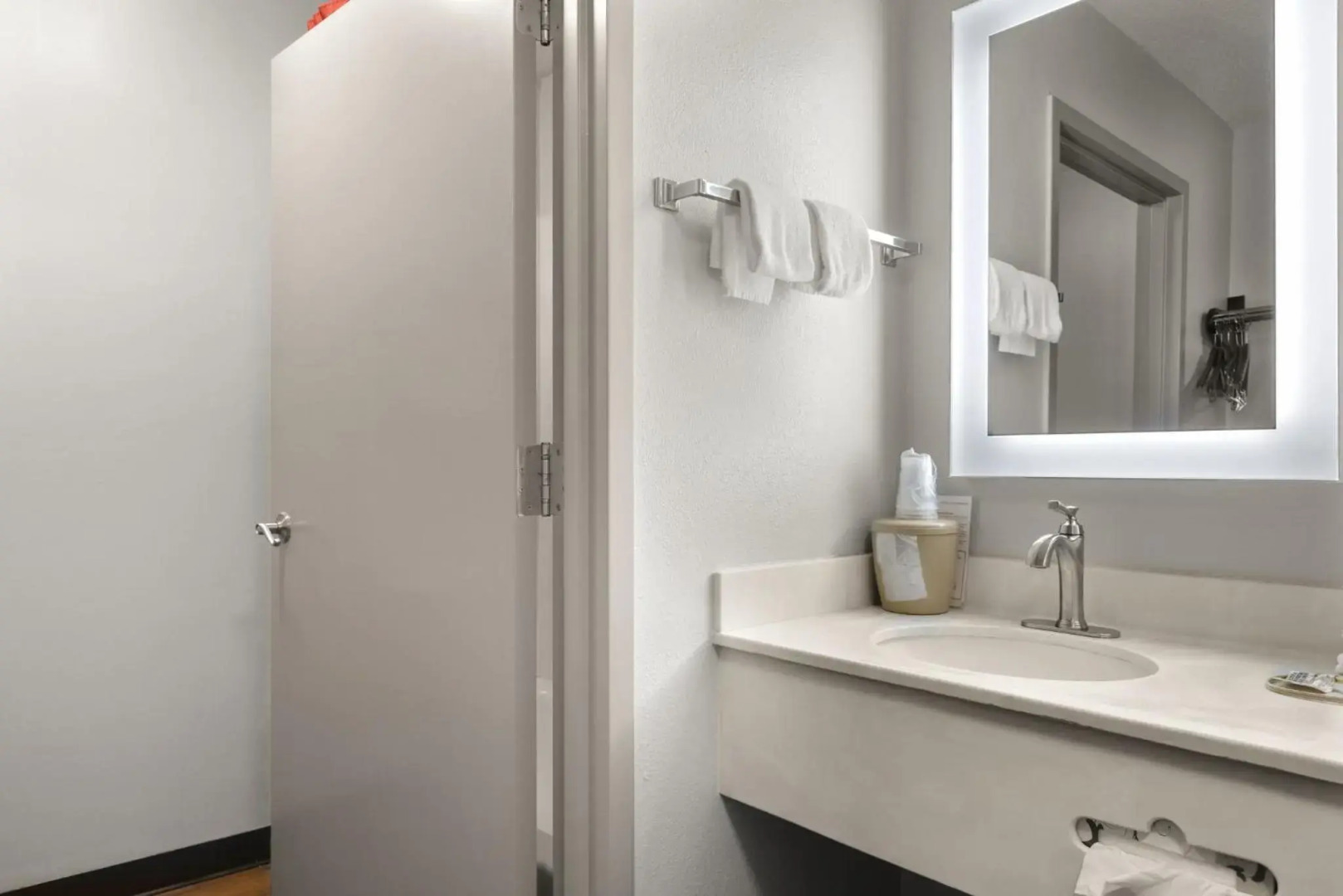 Photo - Red Roof Inn & Suites Savannah Airport