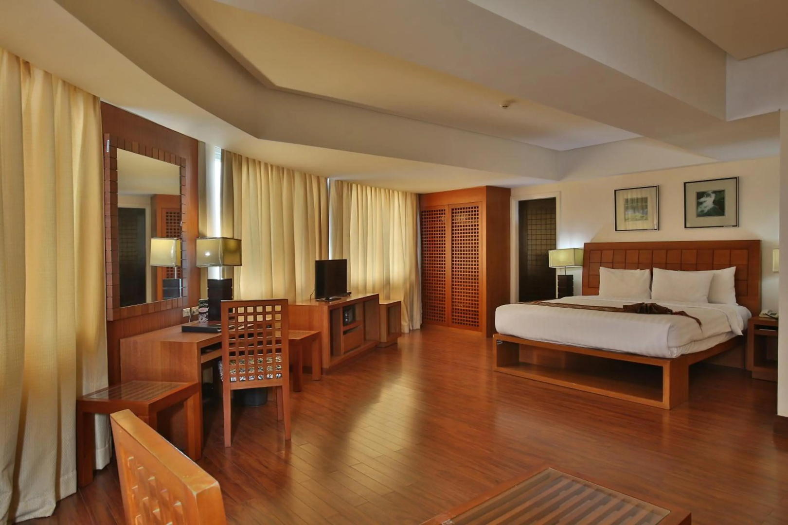 Photo - Crown Regency Hotel and Towers