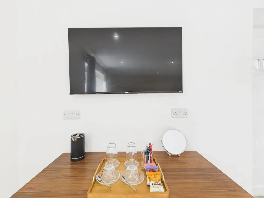 Foto - Modern Guest Room in West Midlands with Private Entrance