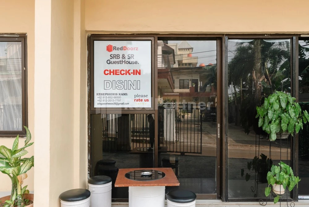 SR Residence near Mall Ciputra Cibubur Mitra RedDoorz