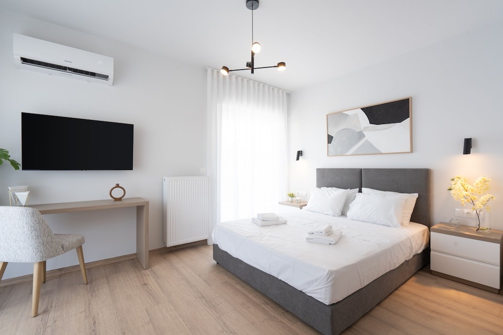 Luxury Apartment near Floisvos Marina