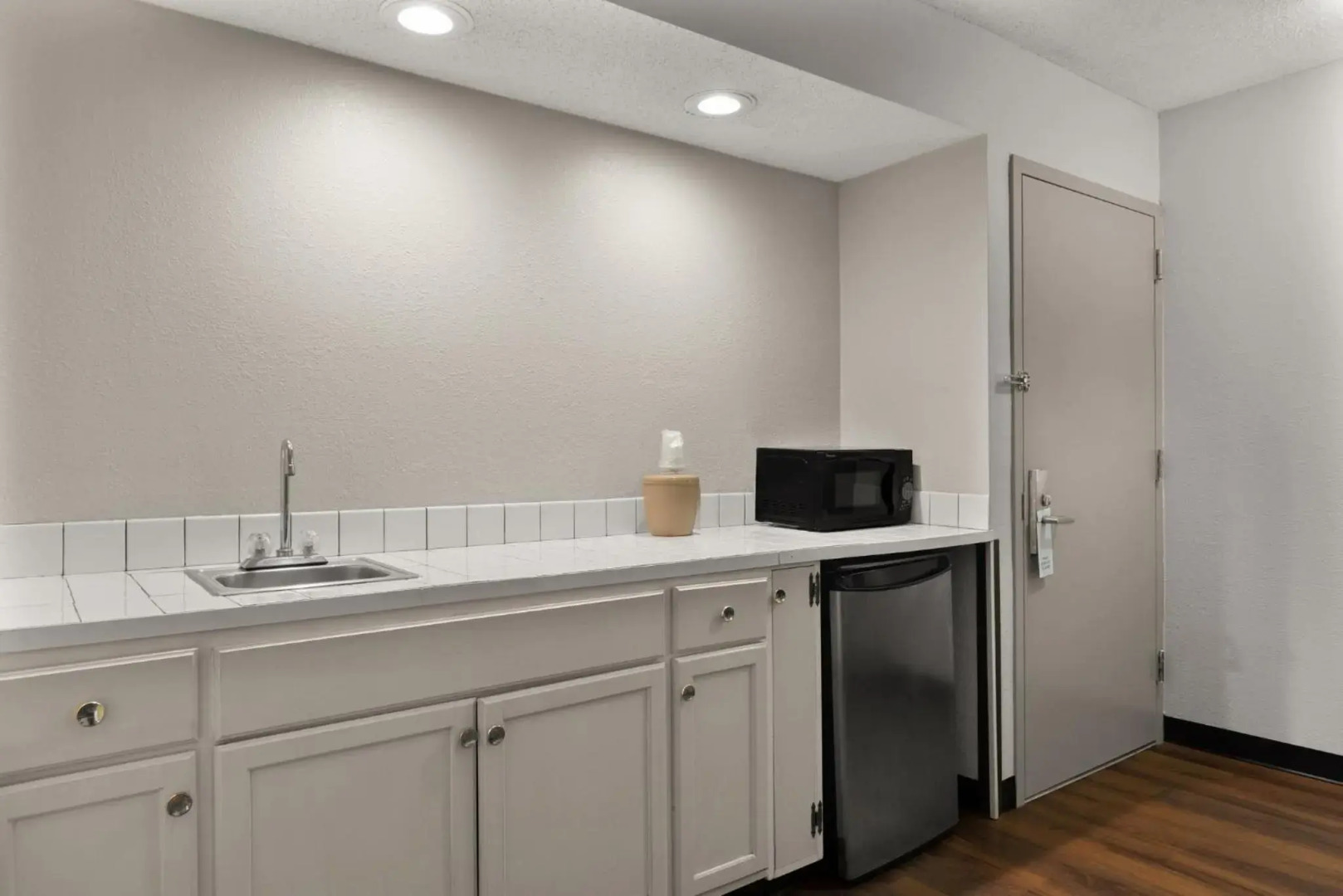 Photo - Red Roof Inn & Suites Savannah Airport