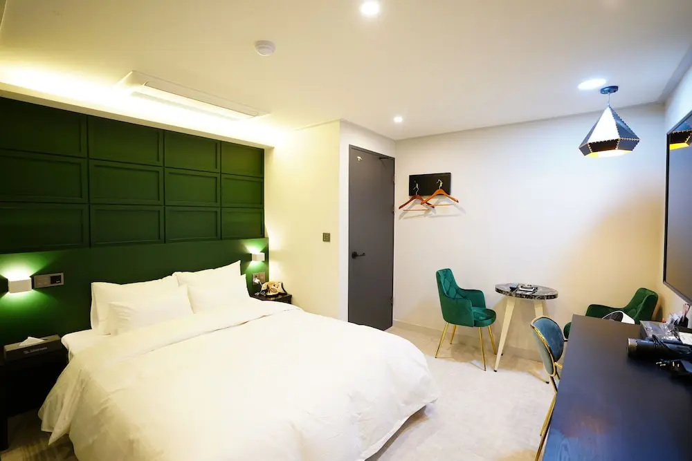 Photo - Saturn Hotel