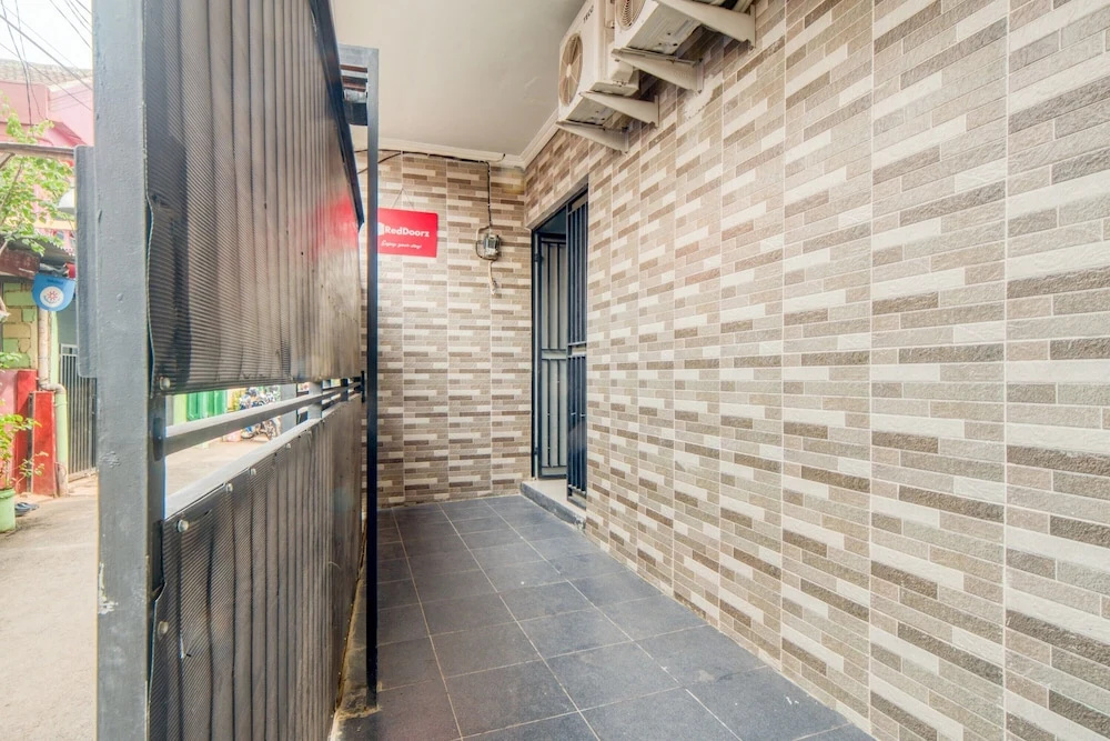 Foto - RedDoorz near Graha Cijantung Mall
