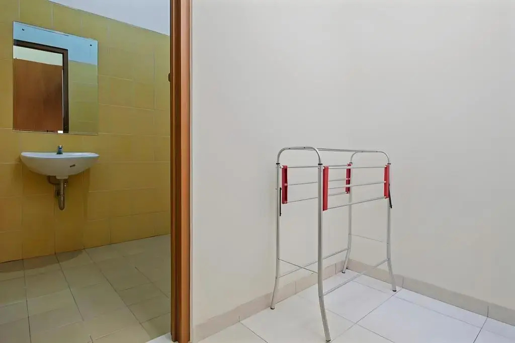 Foto - RedDoorz Syariah near Mercu Buana University