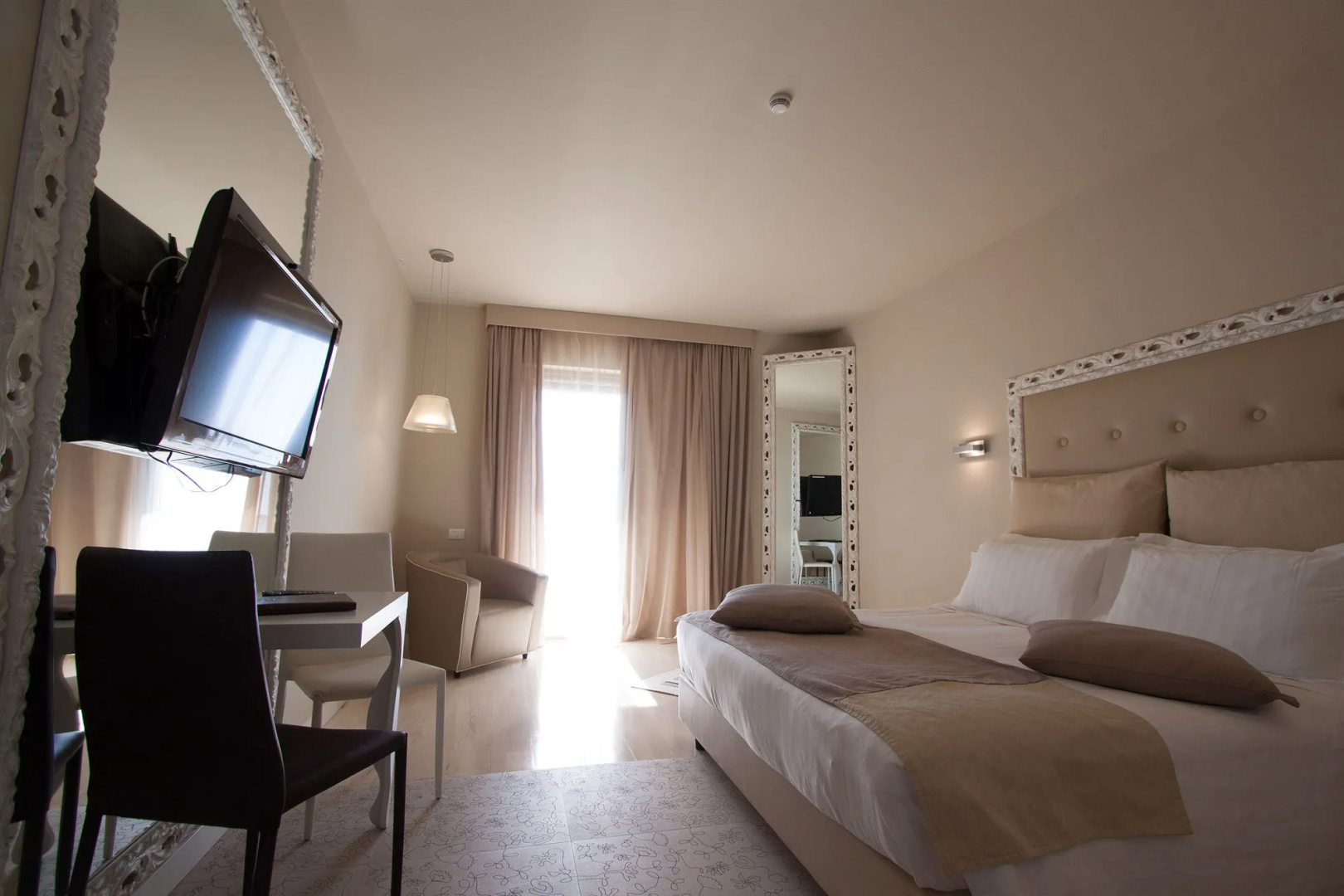 Photo - Main Palace Hotel