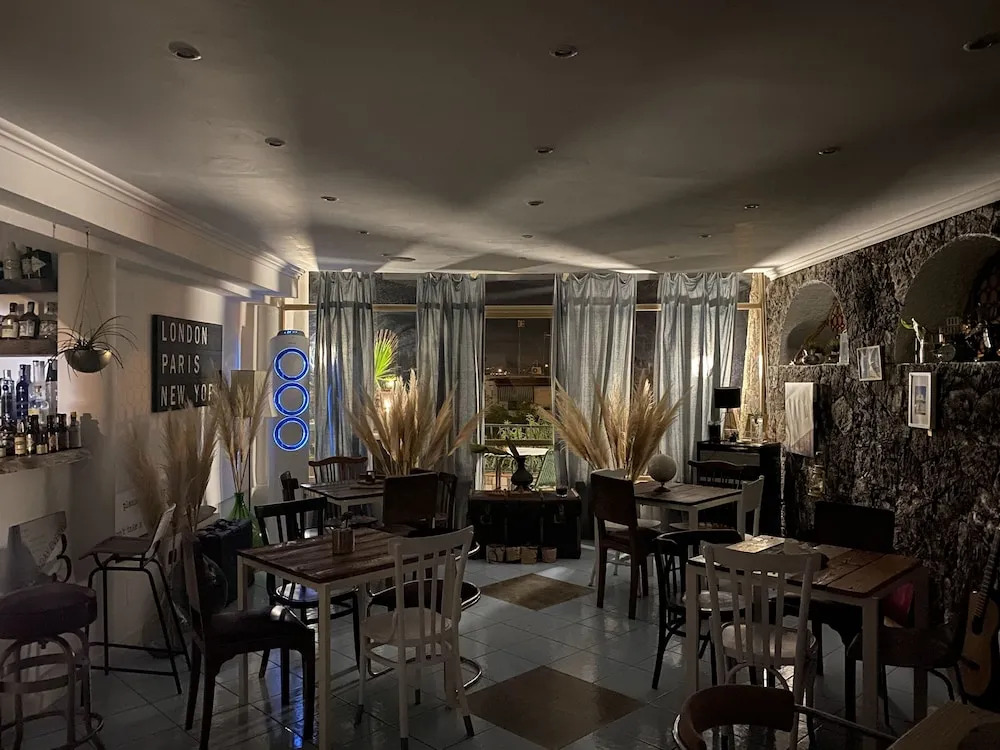 Foto - Black Market Hotel