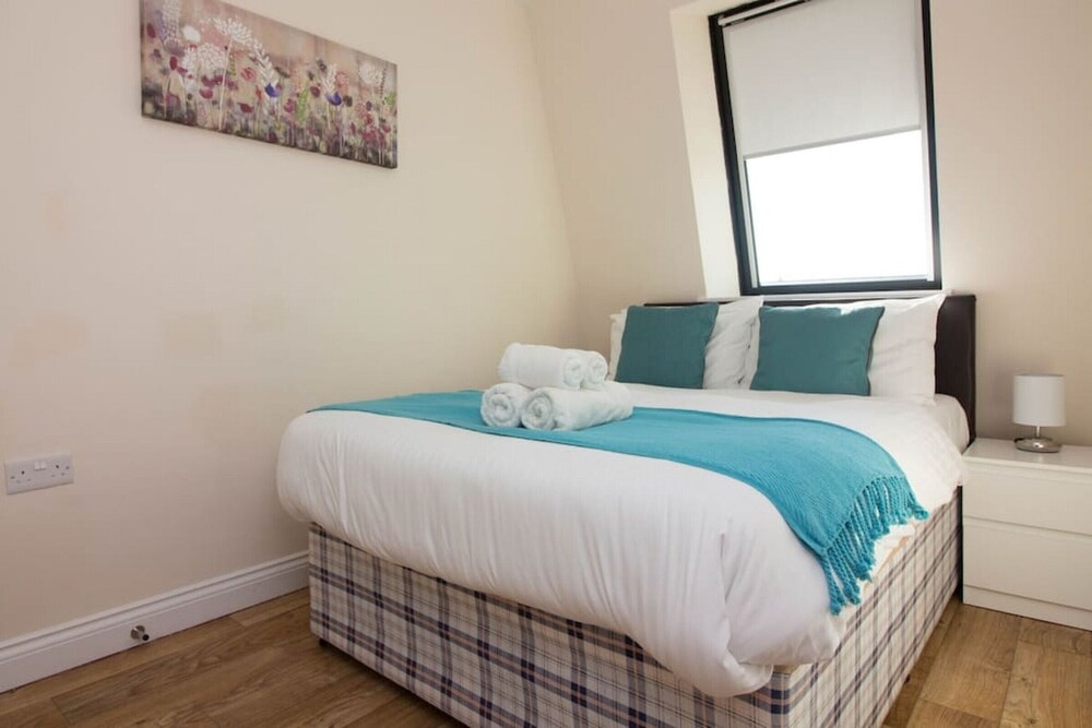 Stayzo Castle Penthouse 17 - A Clean Fresh Modern Apartment With Free Wi-fi
