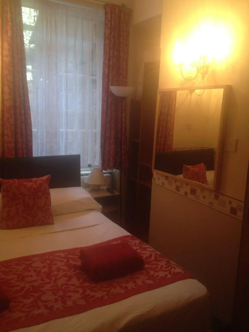 Photo - Glendale Hyde Park Hotel