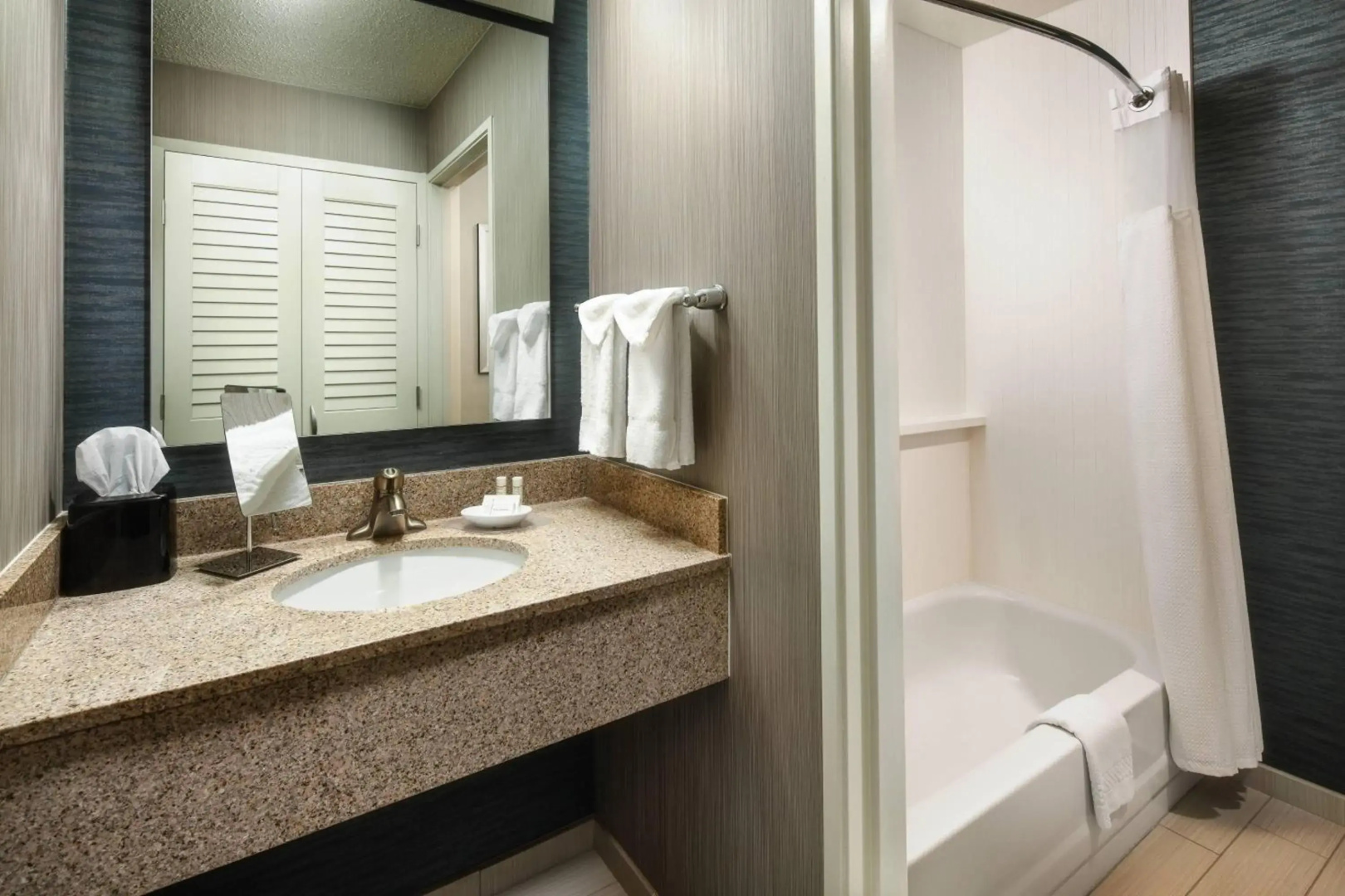 Photo - Courtyard by Marriott Indianapolis at the Capitol