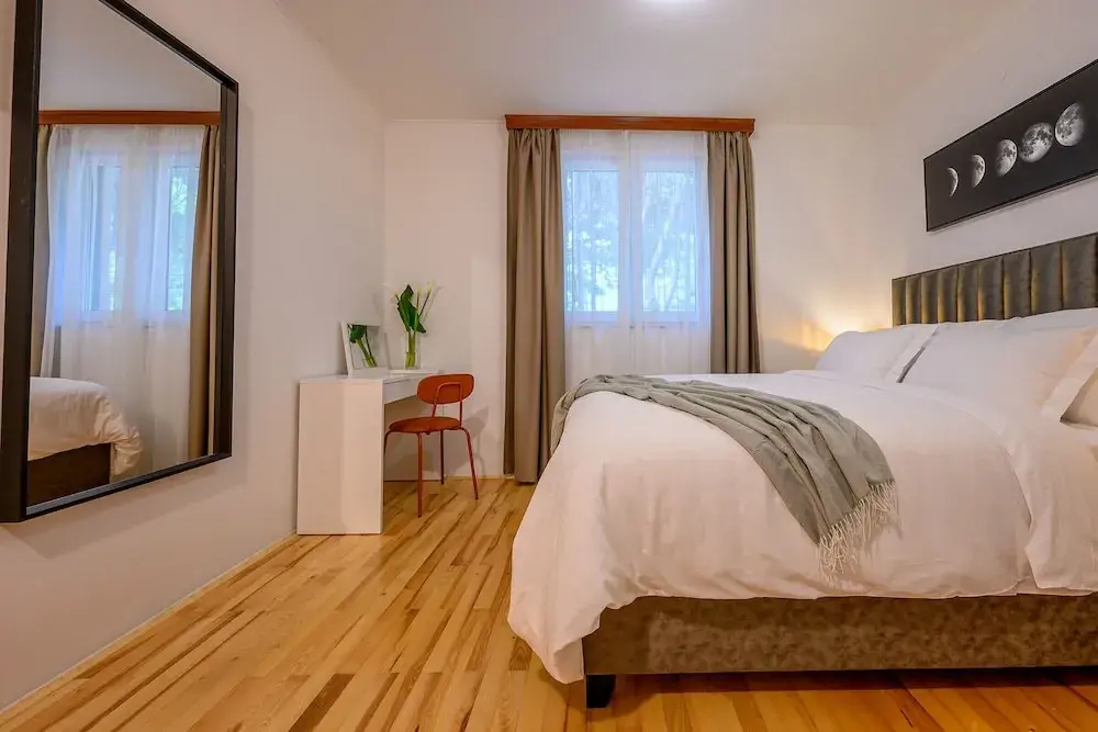 Foto - Yellow house with private parking