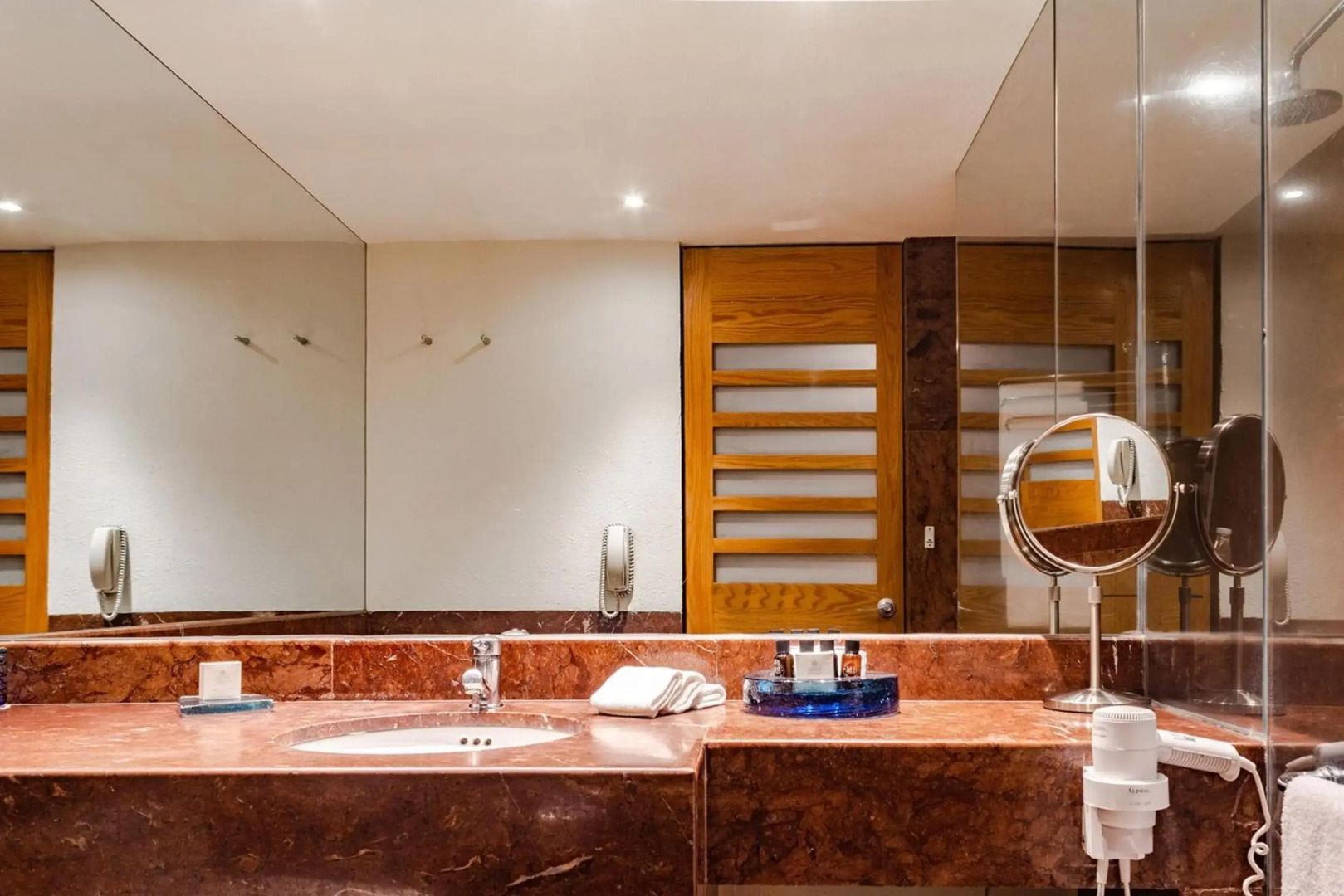 Photo - Iyarin @ Tuk Chang Hotel