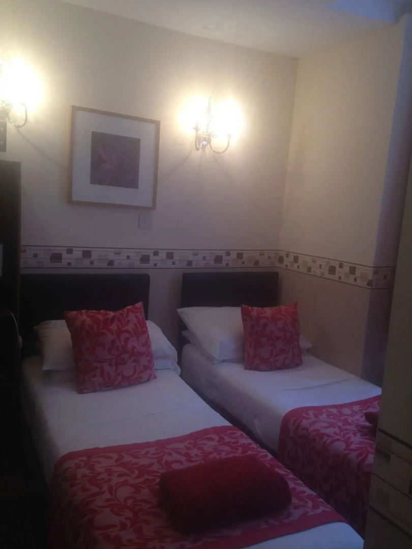 Photo - Glendale Hyde Park Hotel