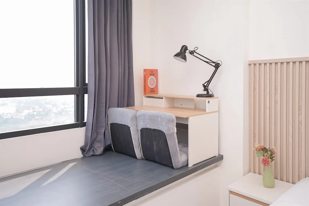 Warm Cozy Studio Room at Collins Boulevard Apartment