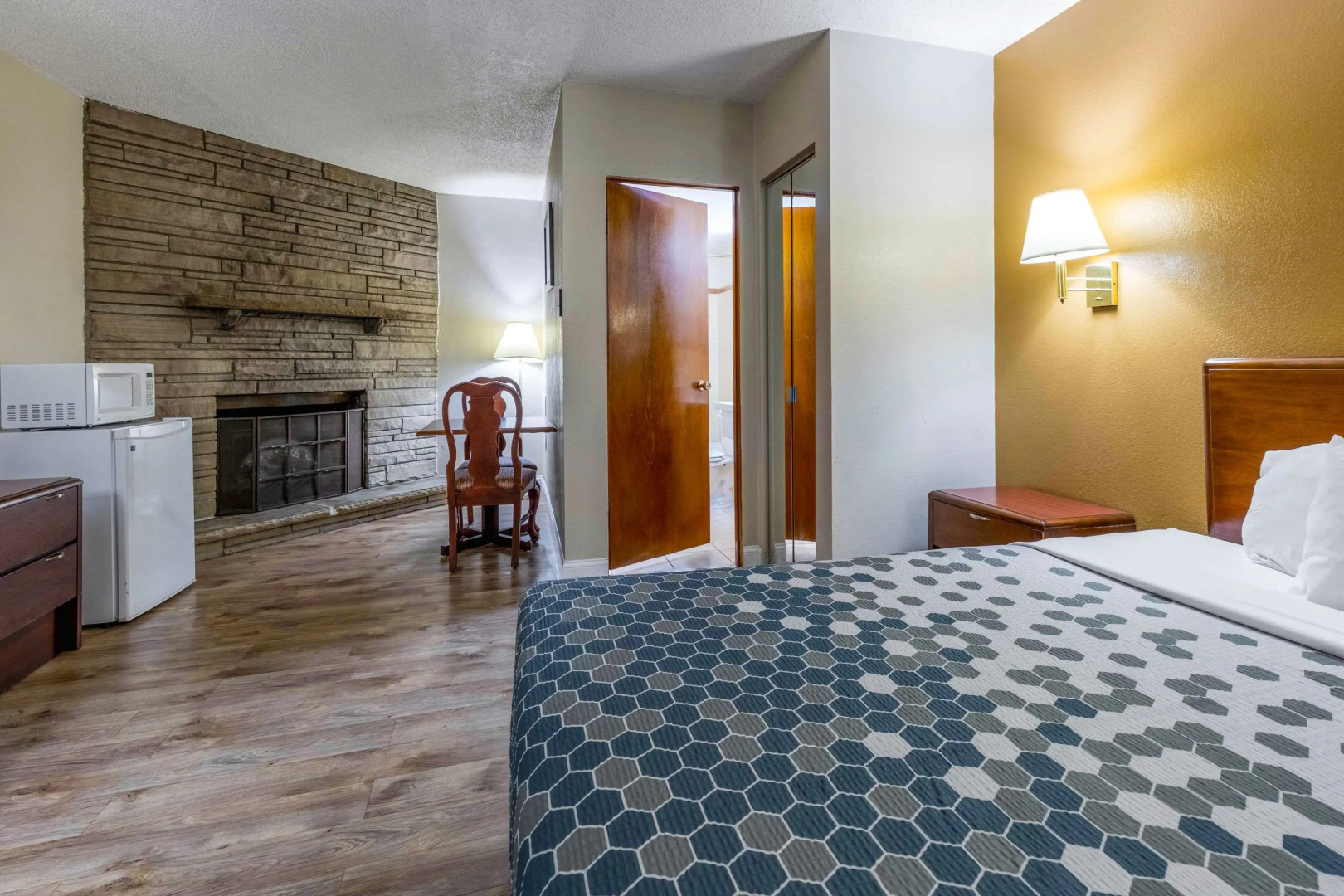 Foto - Econo Lodge Inn & Suites on the River