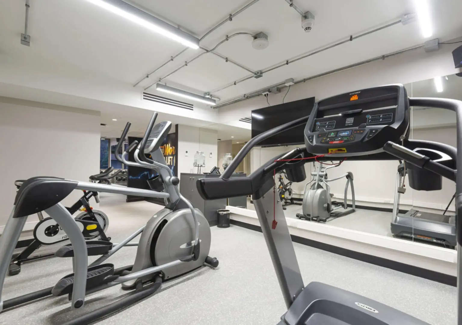 Foto - 45 by Director