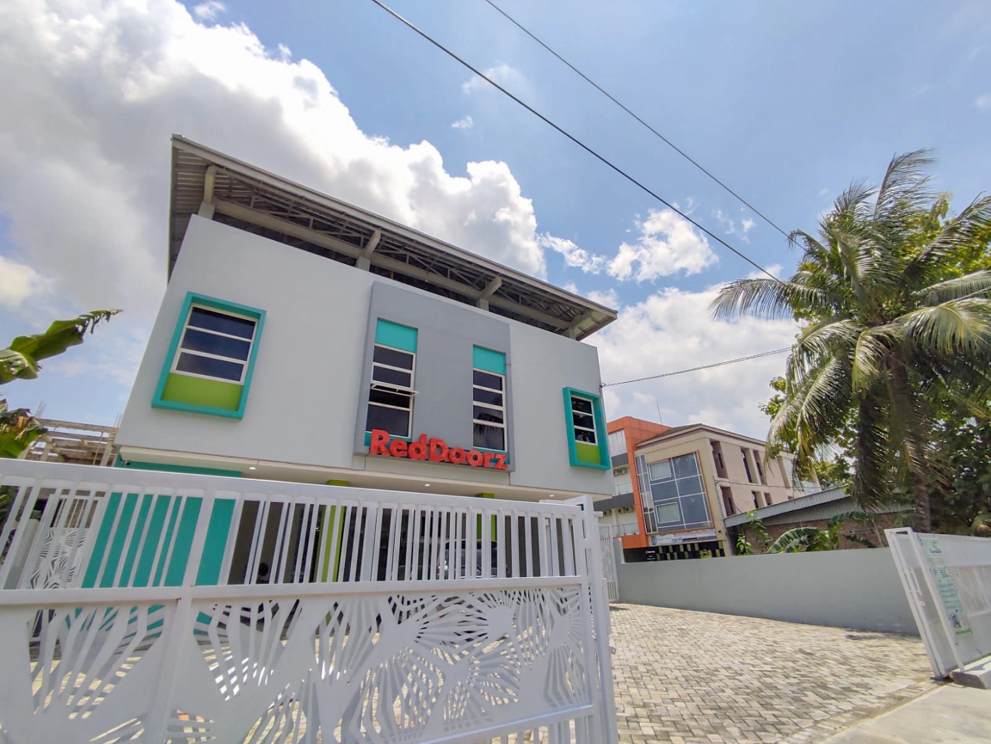 RedDoorz Syariah near GOR Satria Area