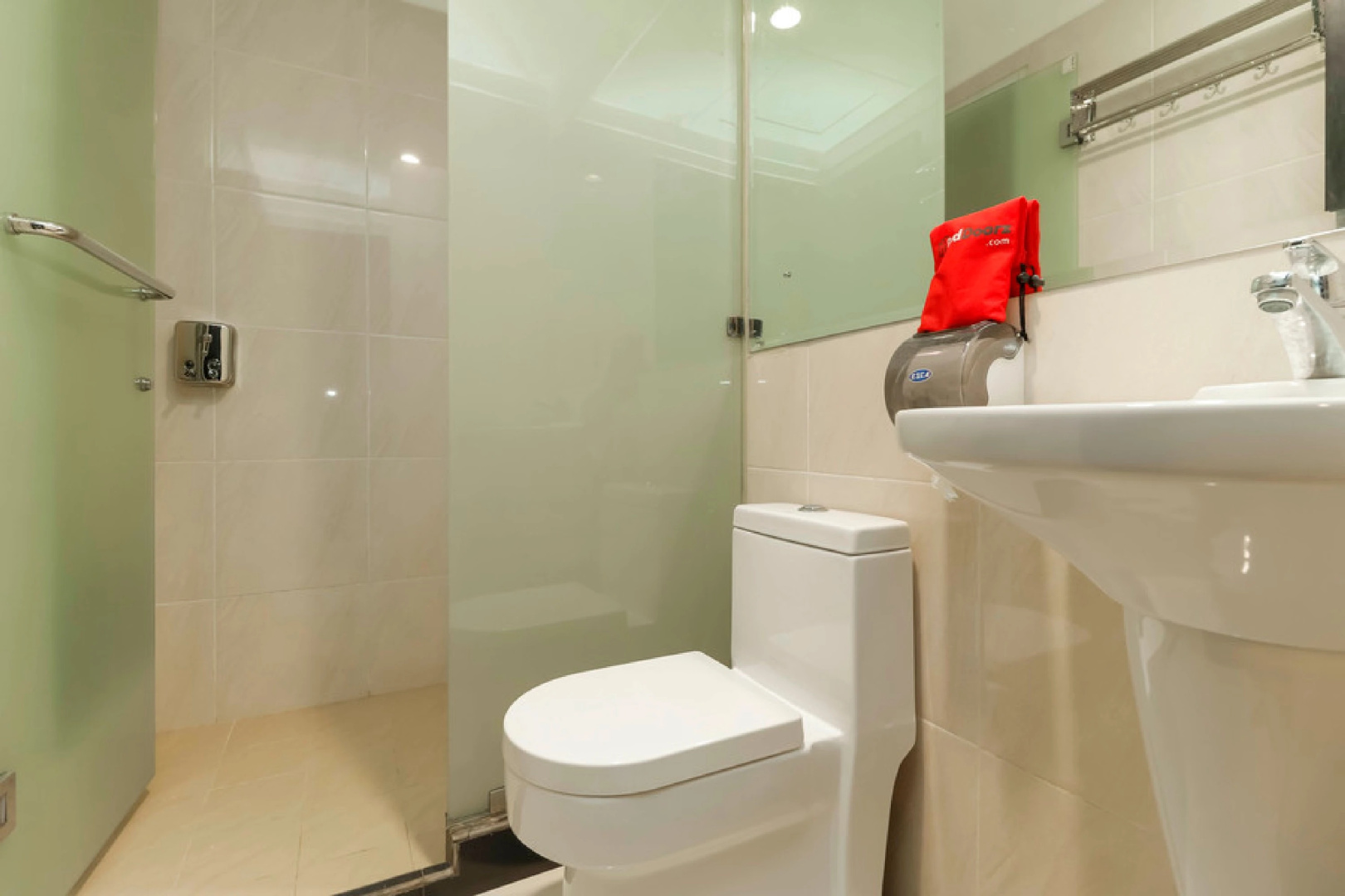 Foto - RedDoorz Plus near Halim Perdanakusuma 2