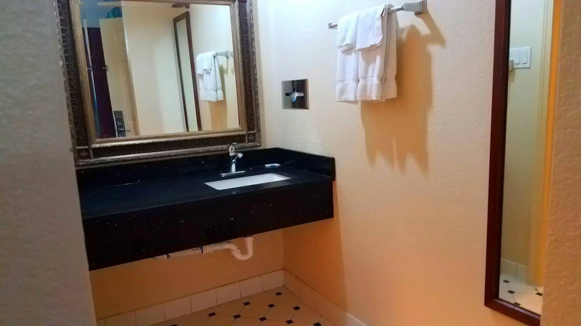 Photo - Red Roof Inn & Suites Houston- Hobby Airport