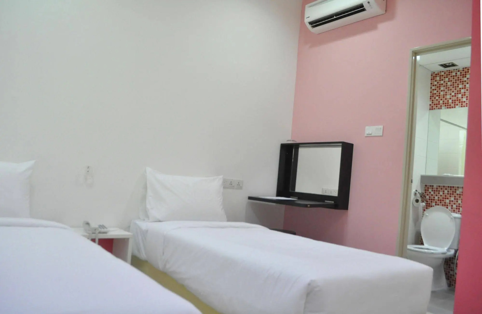 Photo - YY48 Hotel 2 Mins Walk From Masjid Jamek LRT Station