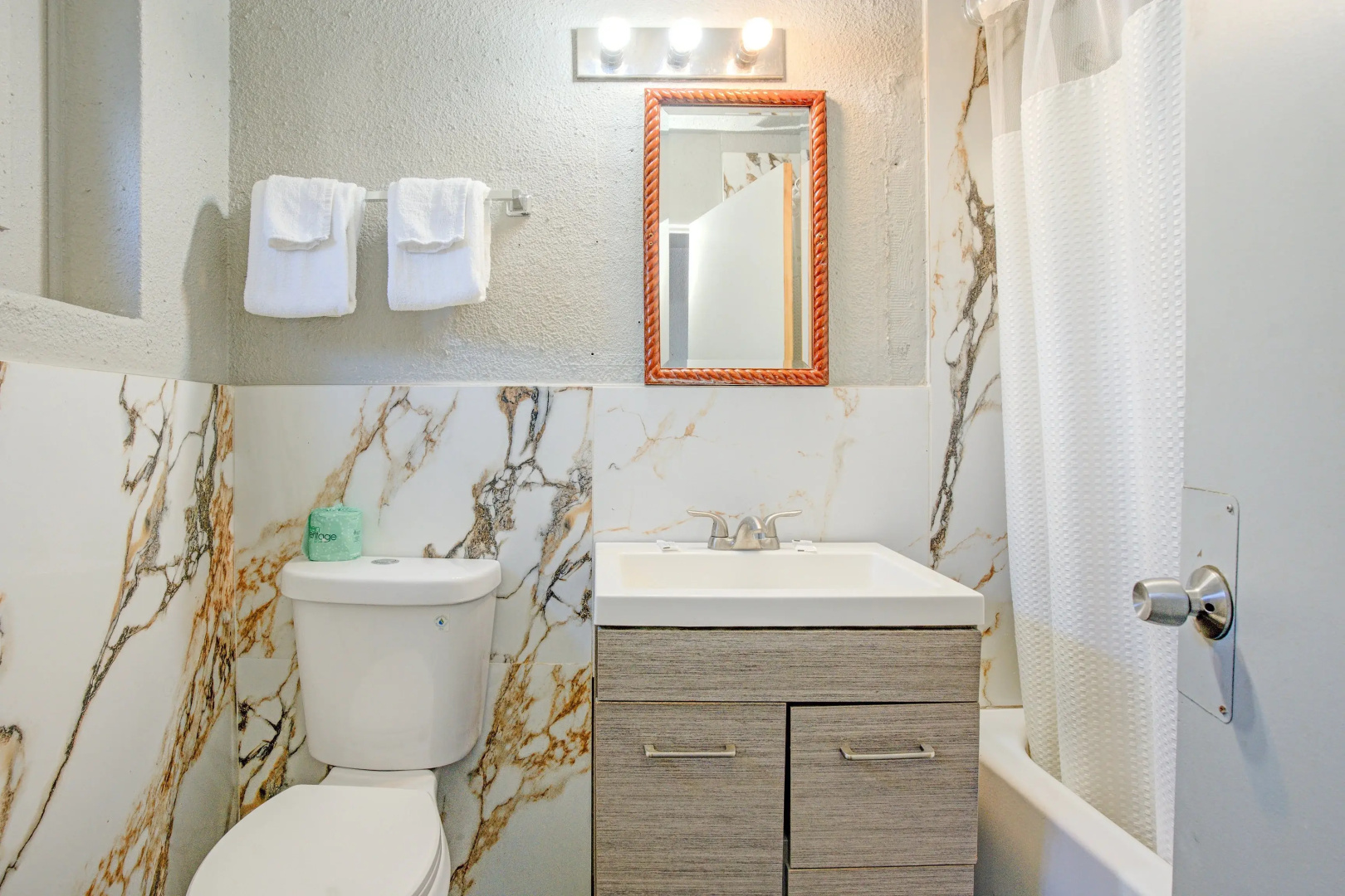 Photo - Miami Inn & Suites