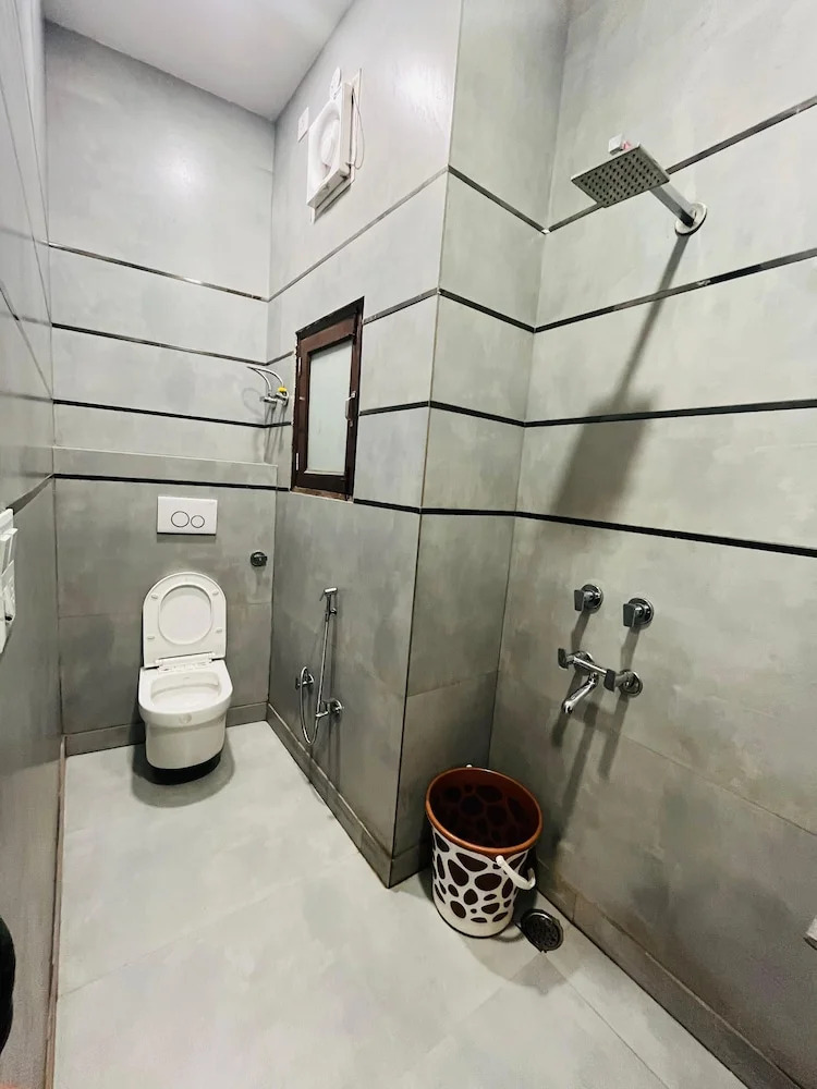 Foto - Roomshala 152 Hotel Sukoon- Near Ramesh Nagar Metro Station