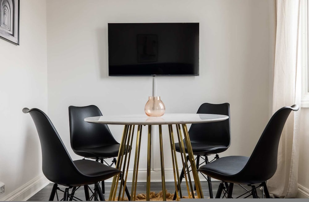 Stylish 2 Bedroom Apartment - Shepherd s Bush