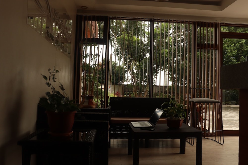 Sarojus Farmview Hotel