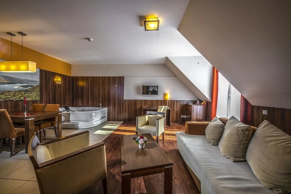 Photo - Royal Club Hotel