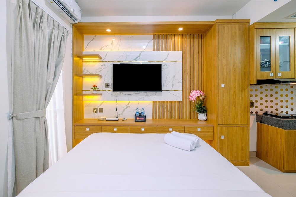 Cozy And Homey Studio Room Transpark Cibubur Apartment