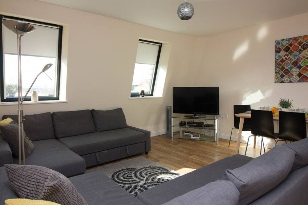 Stayzo Castle Penthouse 17 - A Clean Fresh Modern Apartment With Free Wi-fi