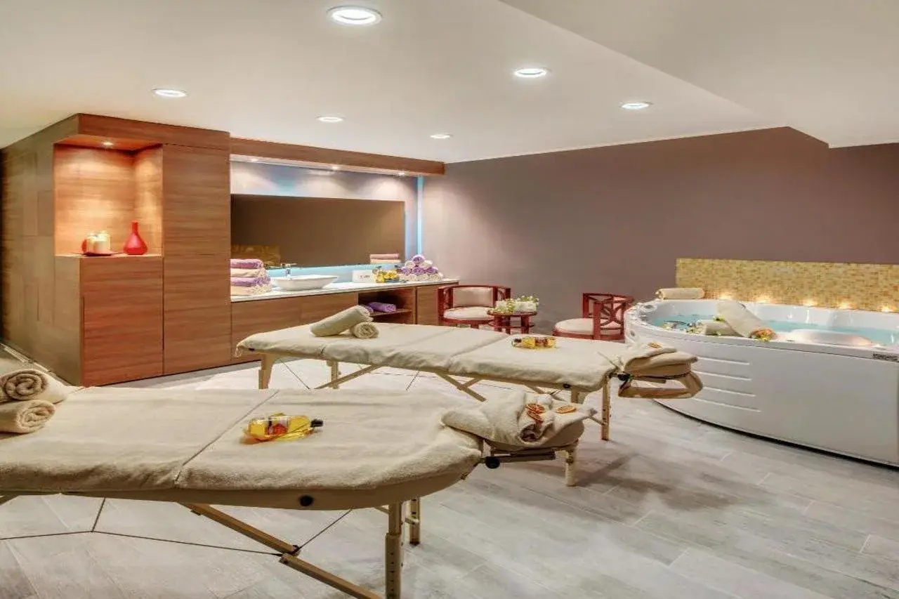 Photo - Royal Princess Hotel
