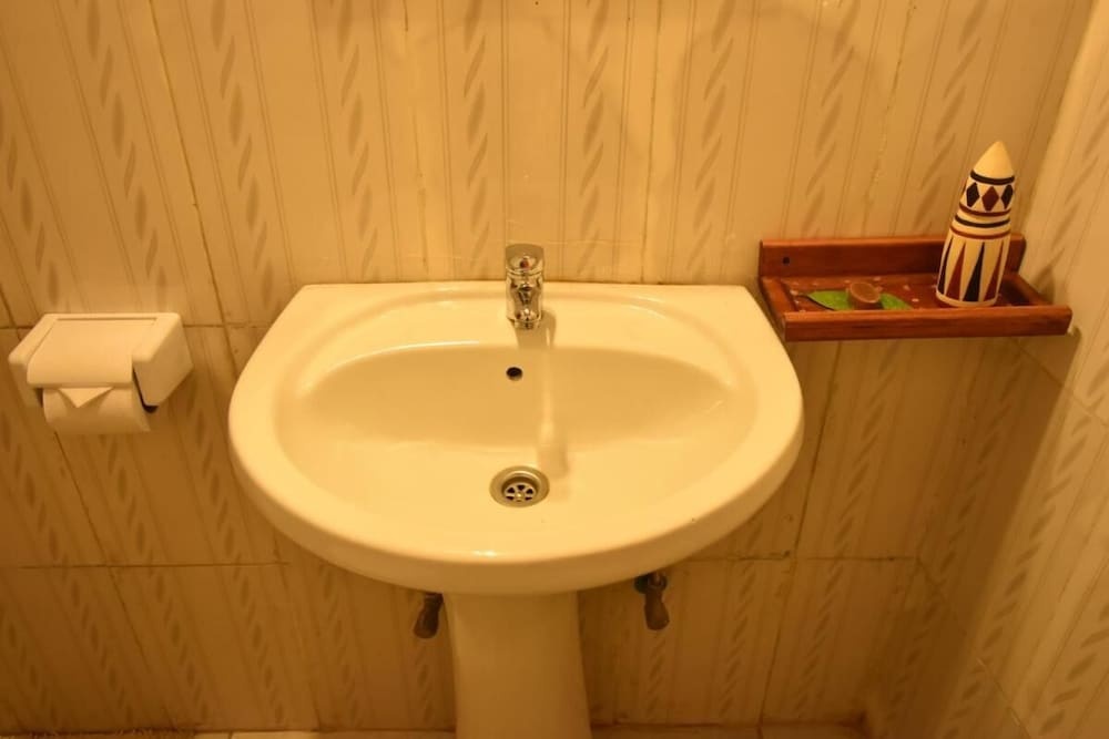 Room in B&B - Amahoro Guest House - Single Room With Shower