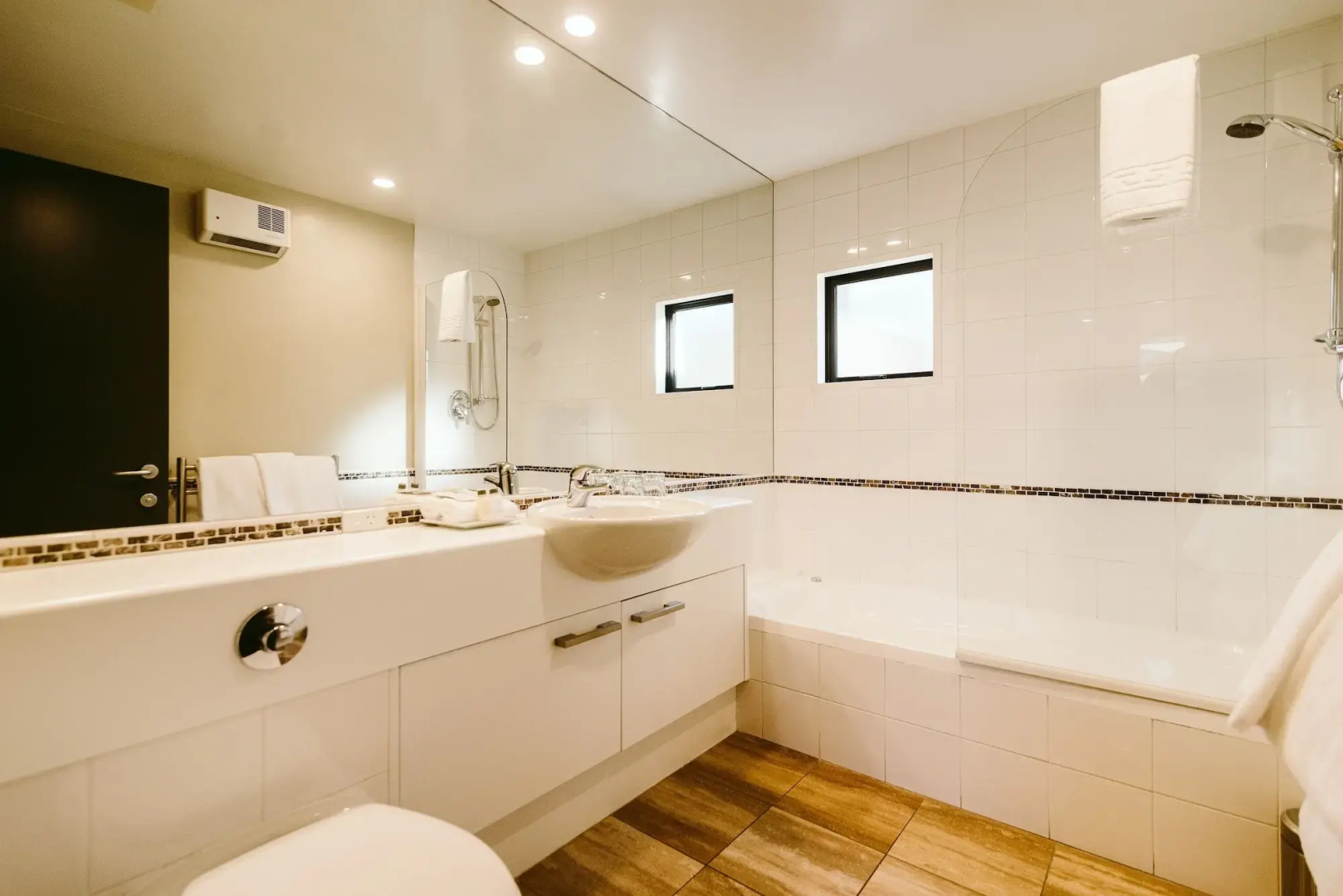 Photo - Garden Court Suites And Apartments
