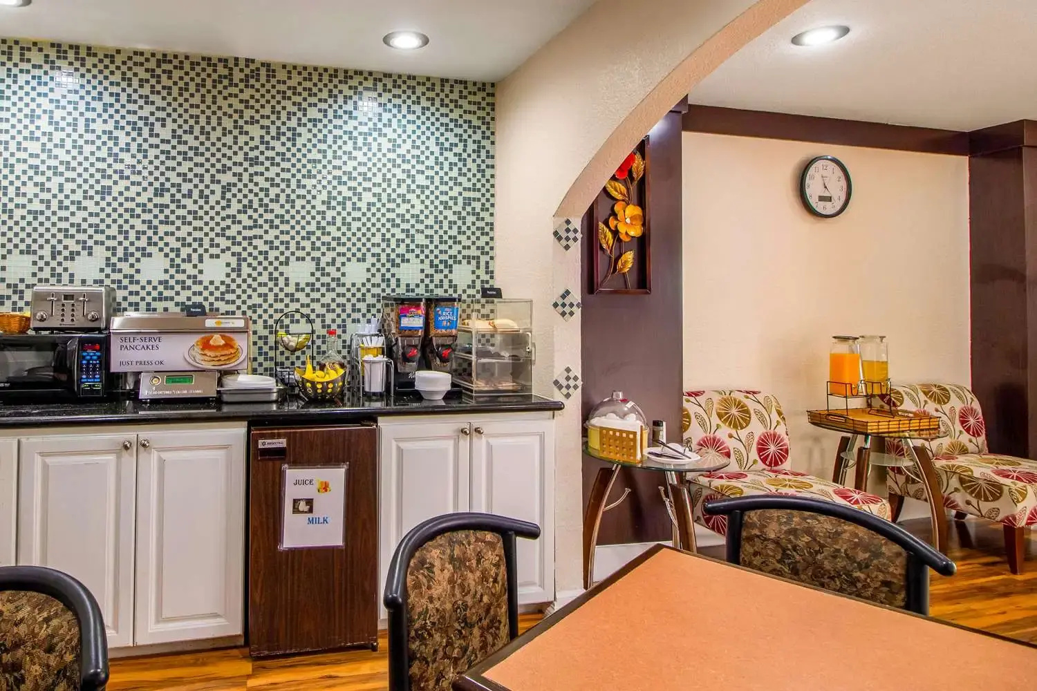Photo - Rodeway Inn & Suites