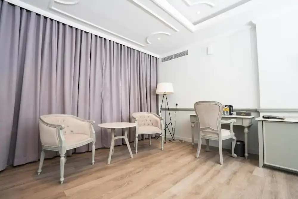 Photo - Grandeeza Hotel by Galison