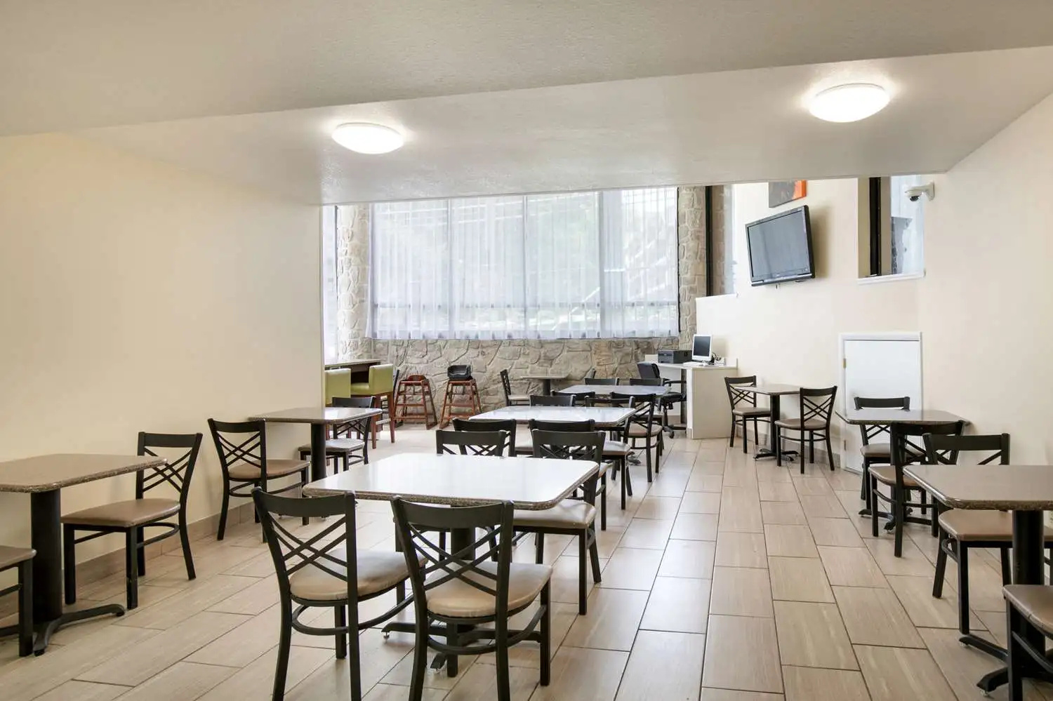 Photo - SureStay Plus Hotel by Best Western Gatlinburg