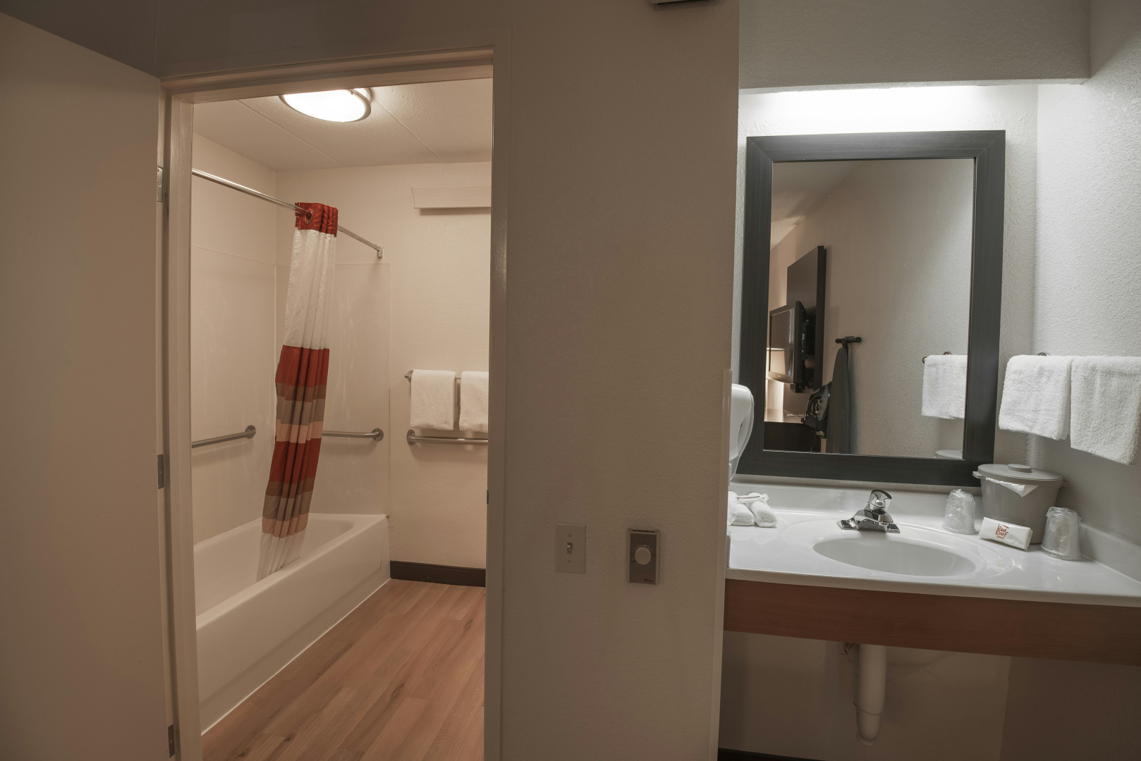Photo - Red Roof Inn PLUS+ Chicago - Willowbrook