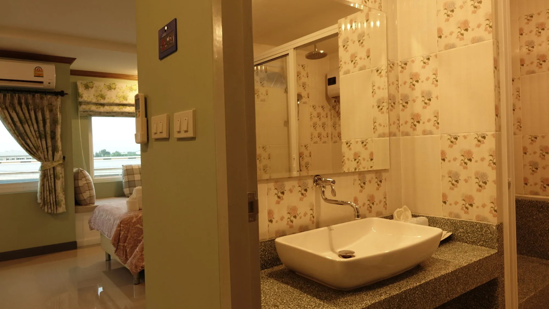 Photo - The Lilly Hotel