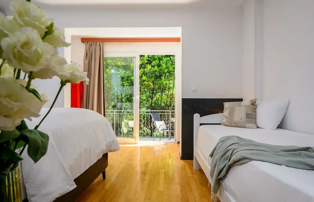 Foto - Yellow house with private parking