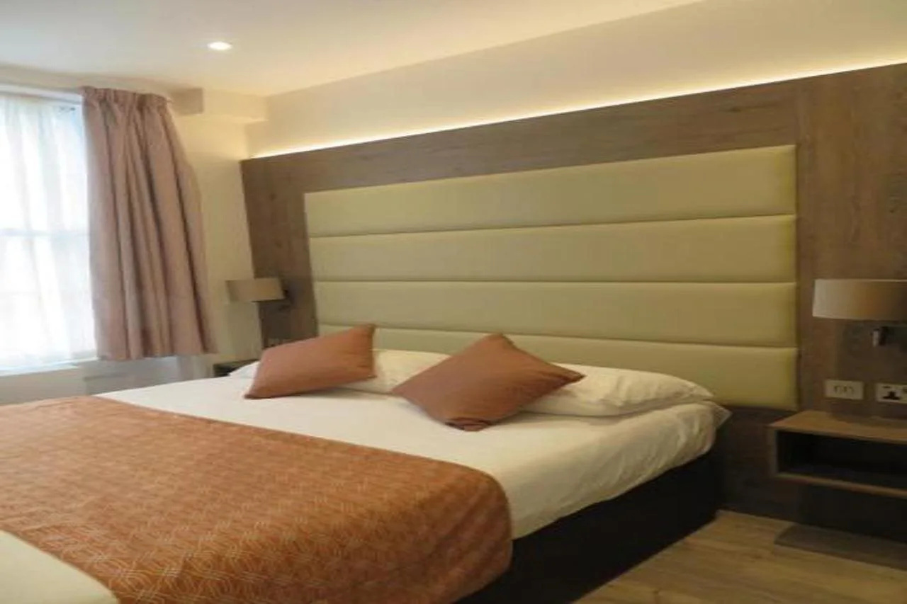 Photo - Glendale Hyde Park Hotel