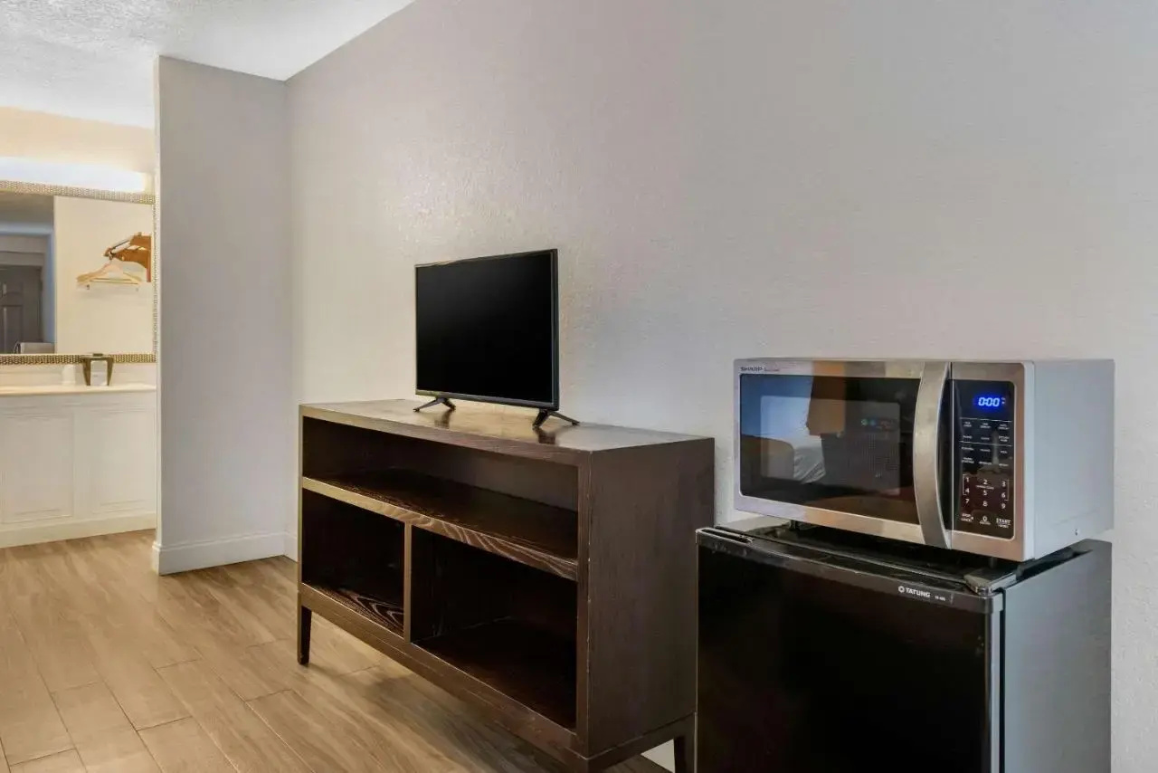 Photo - Econo Lodge Airport - RJ Stadium