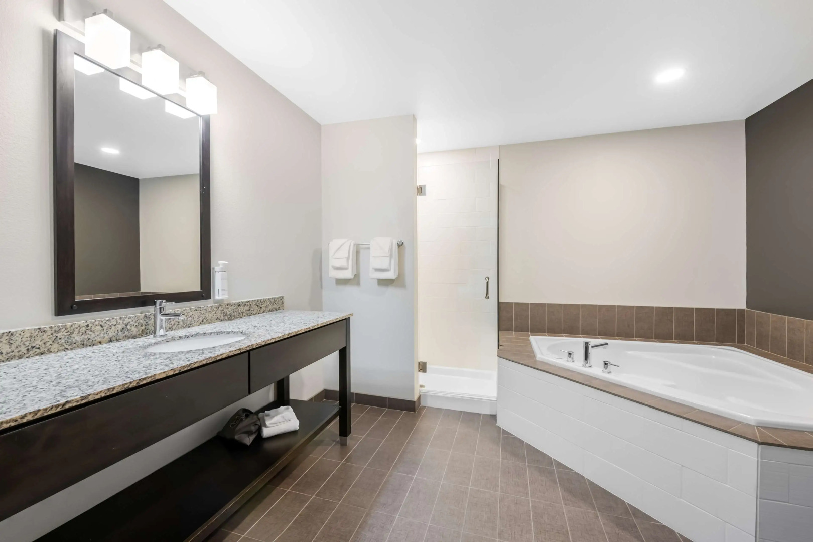 Photo - Magnolia Pointe; BW Signature Collection