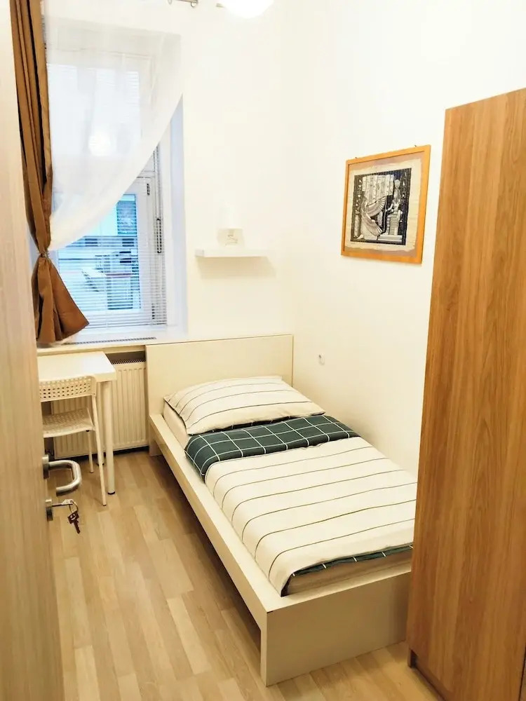 Photo - Favorit-Rooms Direkt Metro-U1 best connection to Centralstation and City-Center