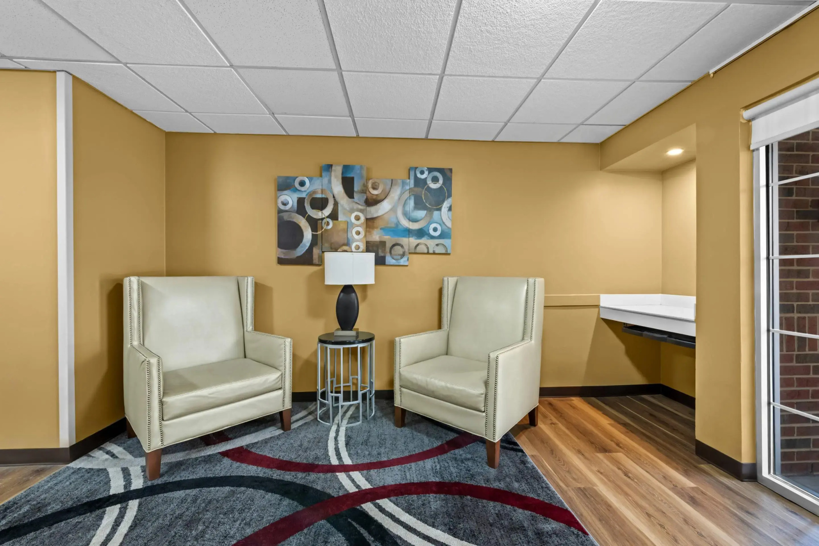 Foto - Suburban Studios Charlotte – Executive Park