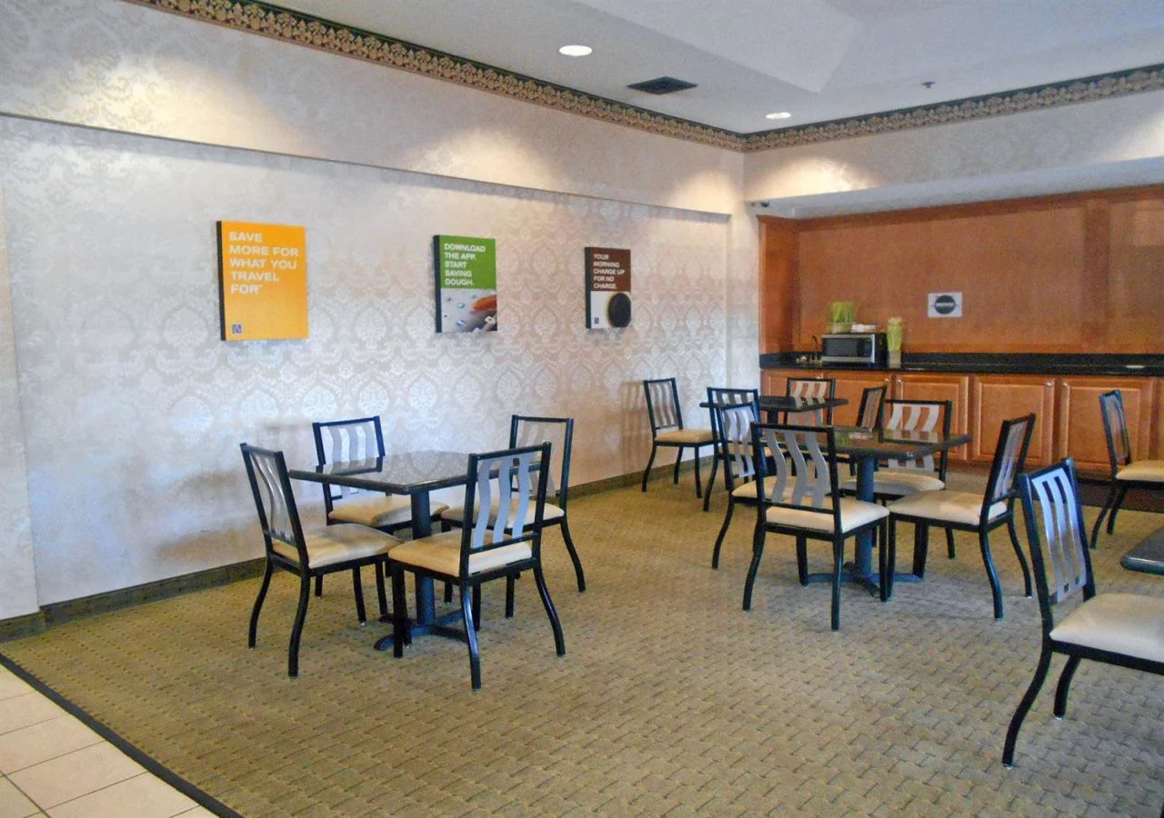 Photo - Red Roof Inn PLUS+ & Suites Savannah - I-95